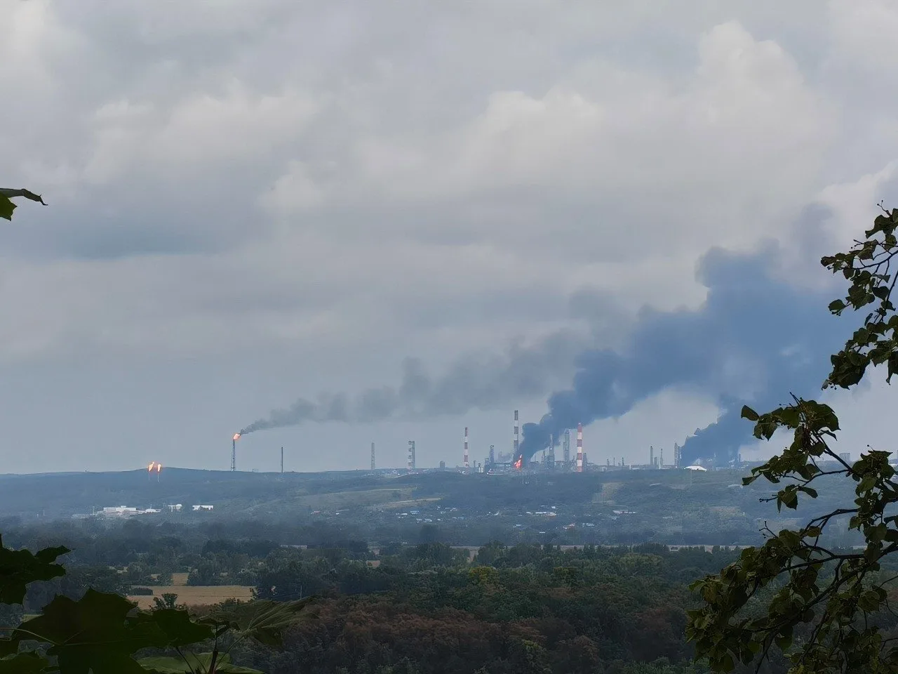 El 1 de agosto, ataques con drones provocaron incendios en la refinería de petróleo Bashneft-Ufaneftekhim, en la ciudad rusa de Ufa, en Bashkortostán. Créditos: Exilenova+.