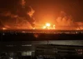 Un incendio arde en la refinería de petróleo Lukoil en Volgogrado, Rusia, tras un presunto ataque con drones ucranianos. Créditos: ArmyWeb.cz.
