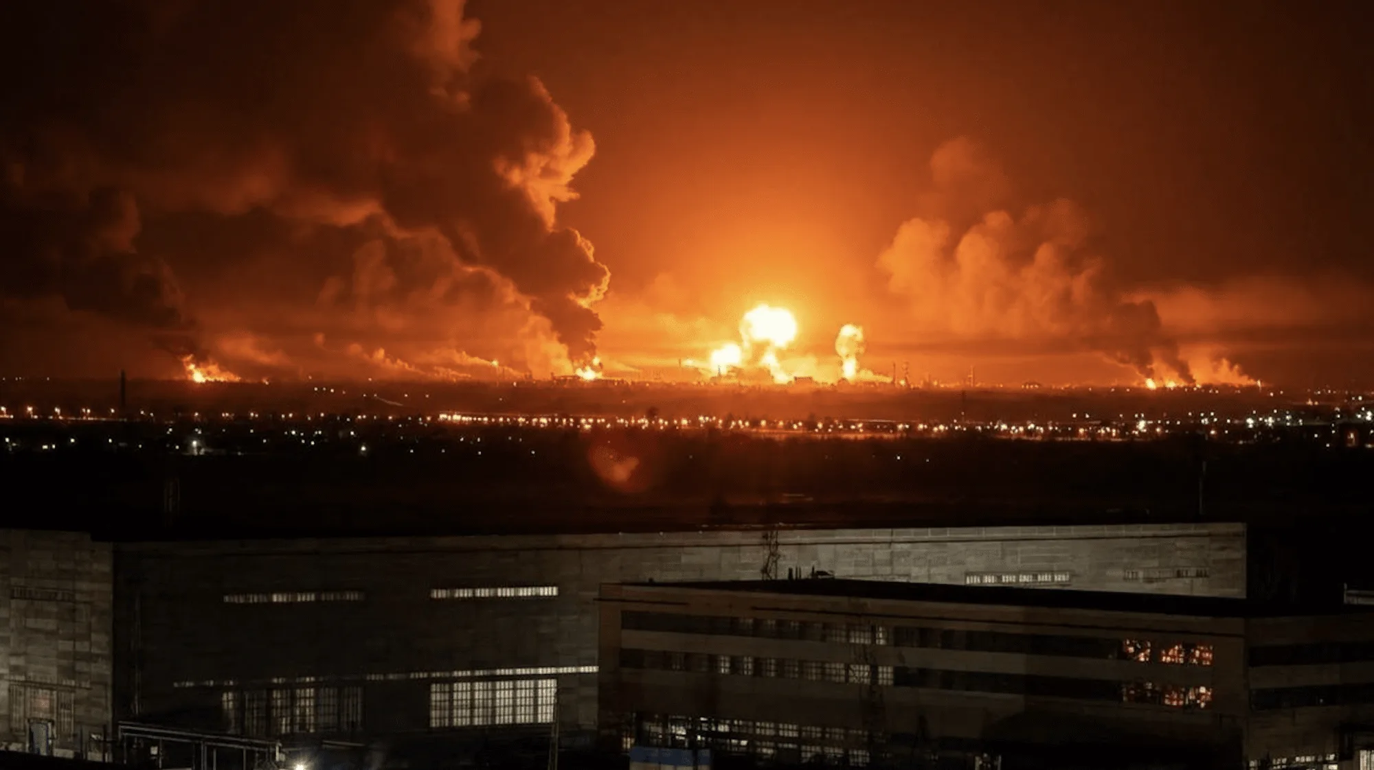 Un incendio arde en la refinería de petróleo Lukoil en Volgogrado, Rusia, tras un presunto ataque con drones ucranianos. Créditos: ArmyWeb.cz.
