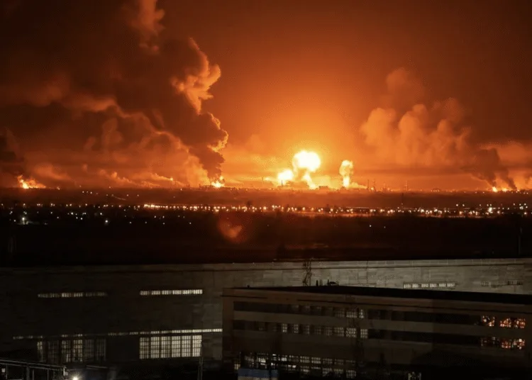 Un incendio arde en la refinería de petróleo Lukoil en Volgogrado, Rusia, tras un presunto ataque con drones ucranianos. Créditos: ArmyWeb.cz.