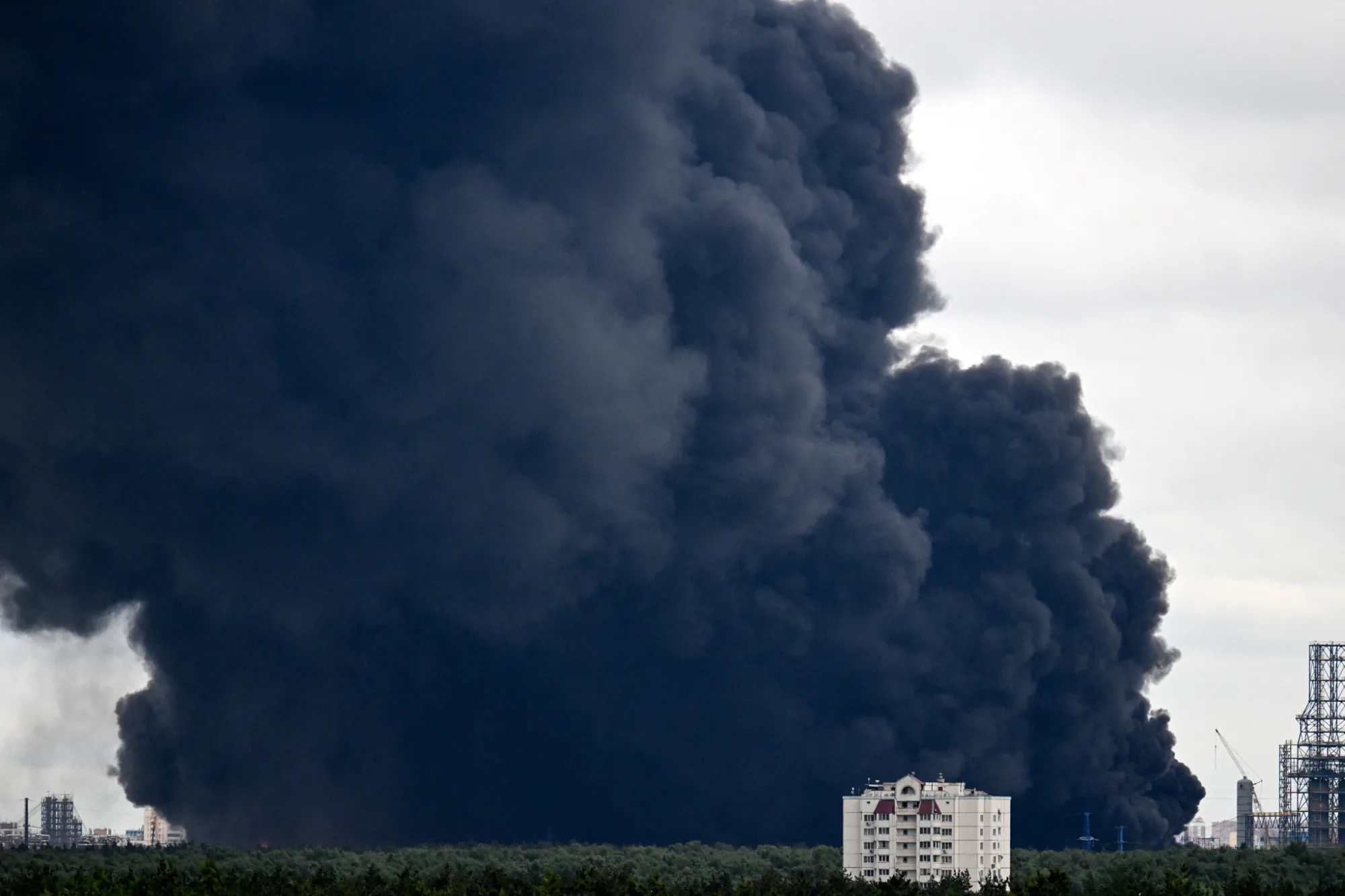 Una columna de humo negro se eleva desde la zona de la refinería de petróleo de Gazprom Neft, productora rusa de petróleo, en Moscú. Créditos: Getty Images.
