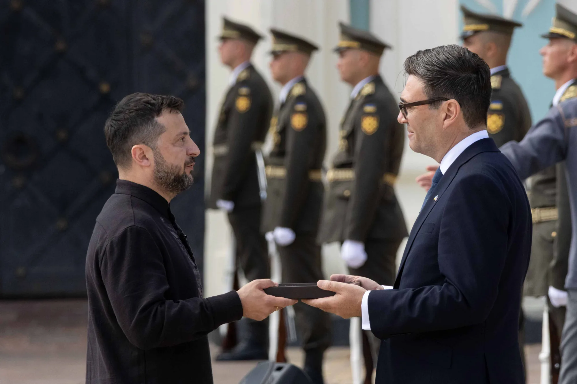 Nueva distinción “Gratitud del Pueblo Ucraniano”, otorgada al pueblo del Reino Unido y entregada al primer ministro Andy Burnham. Créditos: Volodymyr Zelenskyy.