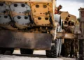Soldados del Ejército de EE. UU. retiran una unidad de generación de energía del sistema de Defensa Terminal de Área de Alta Altitud (THAAD) durante operaciones de mantenimiento en Oriente Medio. Créditos: Ejército de EE. UU.