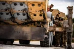 Soldados del Ejército de EE. UU. retiran una unidad de generación de energía del sistema de Defensa Terminal de Área de Alta Altitud (THAAD) durante operaciones de mantenimiento en Oriente Medio. Créditos: Ejército de EE. UU.