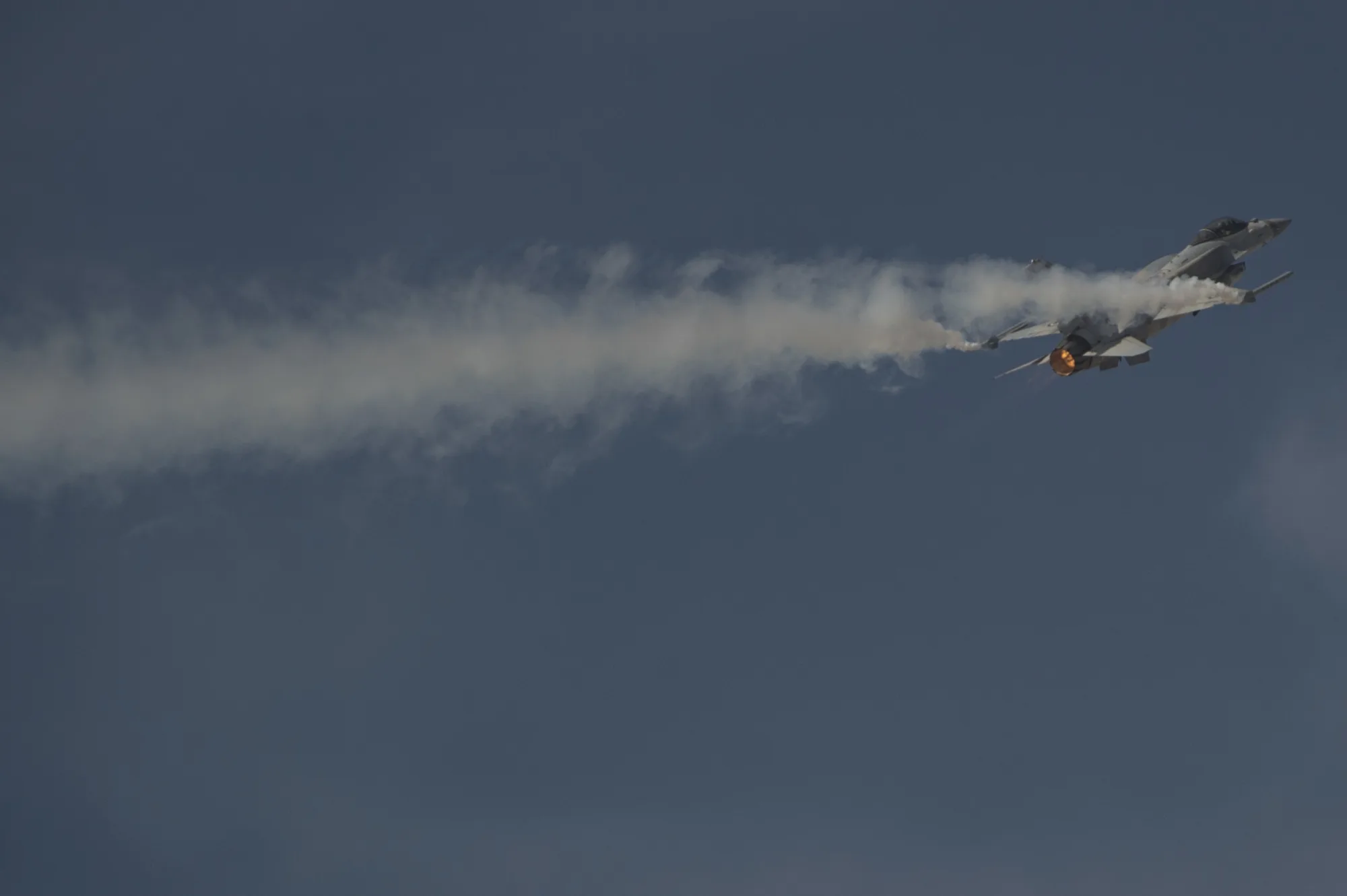 Un avión de combate ligero (LCA) Tejas de la India realiza una exhibición en el Salón Aeronáutico Internacional de Baréin, en la base aérea de Sakhir, Manama, Baréin, el 22 de enero de 2016. Créditos: Fuerza Aérea de EE. UU.