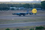 Un bombardero B-52H Stratofortress de la Fuerza Aérea de los Estados Unidos, perteneciente a la 2.ª Ala de Bombardeo, aterriza en la Base Tindal de la Real Fuerza Aérea Australiana, Australia, durante el ejercicio de la Fuerza de Tarea de Bombarderos 26-3, el 1 de septiembre de 2026. Créditos: Fuerza Aérea de los Estados Unidos.