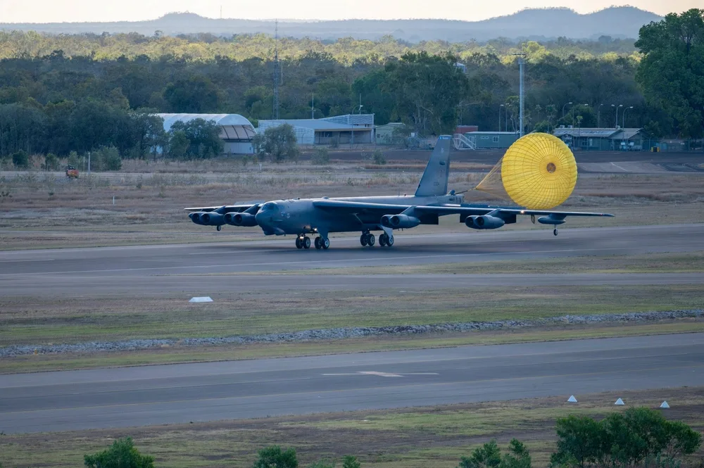 Un bombardero B-52H Stratofortress de la Fuerza Aérea de los Estados Unidos, perteneciente a la 2.ª Ala de Bombardeo, aterriza en la Base Tindal de la Real Fuerza Aérea Australiana, Australia, durante el ejercicio de la Fuerza de Tarea de Bombarderos 26-3, el 1 de septiembre de 2026. Créditos: Fuerza Aérea de los Estados Unidos.
