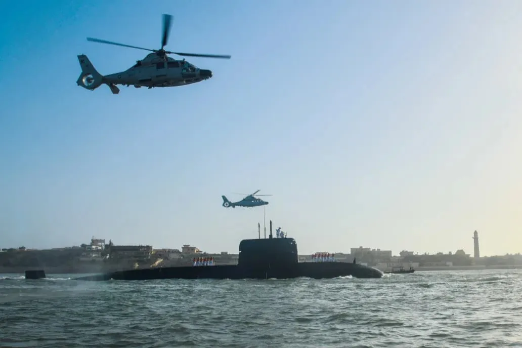 El PNS/M Hangor, primer submarino de la nueva clase incorporada por la Armada de Pakistán. Créditos: Zona Militar