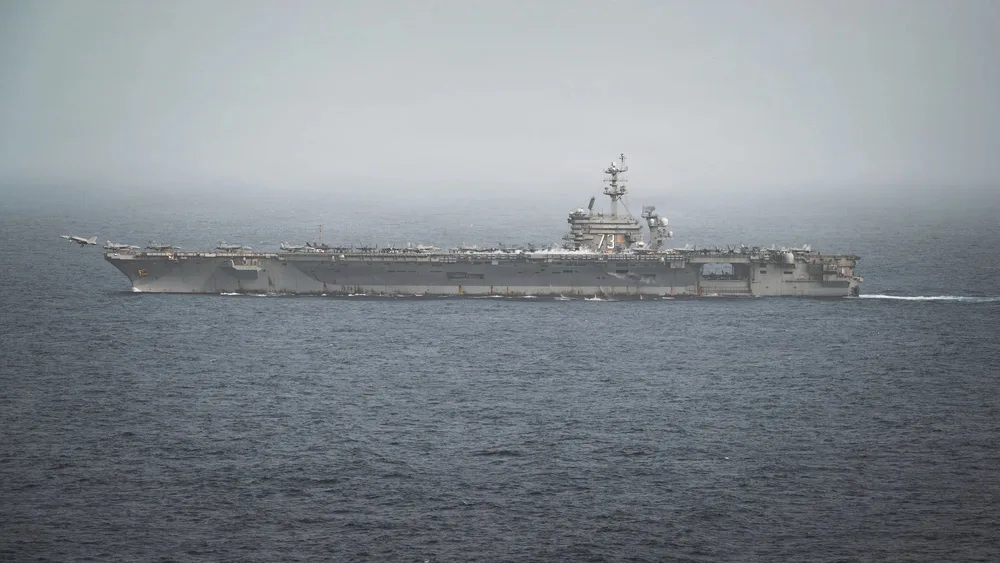 El portaaviones de la clase Nimitz USS George Washington (CVN 73) realiza operaciones de vuelo rutinarias el 2 de septiembre de 2026. Créditos: Armada de EE.UU.