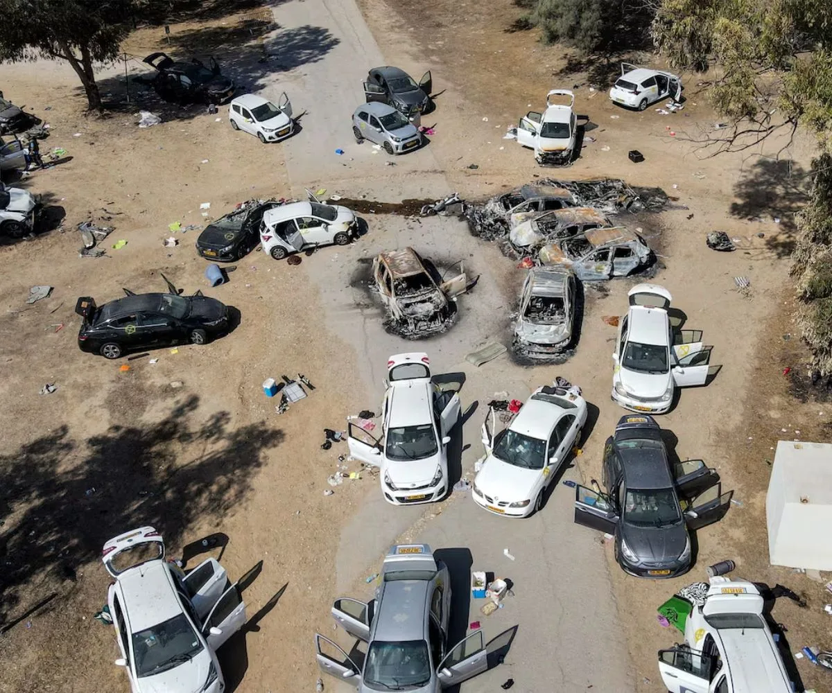 Vehículos abandonados e incendiados en el lugar donde comenzó el ataque de Hamas el 7 de octubre de 2023, en el sur de Israel, en el festival de música Nova