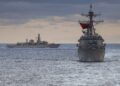 La fragata HMS Portland (F79) a la izquierda en formación detrás del destructor de misiles guiados clase Arleigh Burke USS Paul Ignatius (DDG 117). Créditos: Armada de EE.UU.