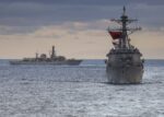 La fragata HMS Portland (F79) a la izquierda en formación detrás del destructor de misiles guiados clase Arleigh Burke USS Paul Ignatius (DDG 117). Créditos: Armada de EE.UU.