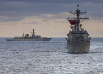 La fragata HMS Portland (F79) a la izquierda en formación detrás del destructor de misiles guiados clase Arleigh Burke USS Paul Ignatius (DDG 117). Créditos: Armada de EE.UU.