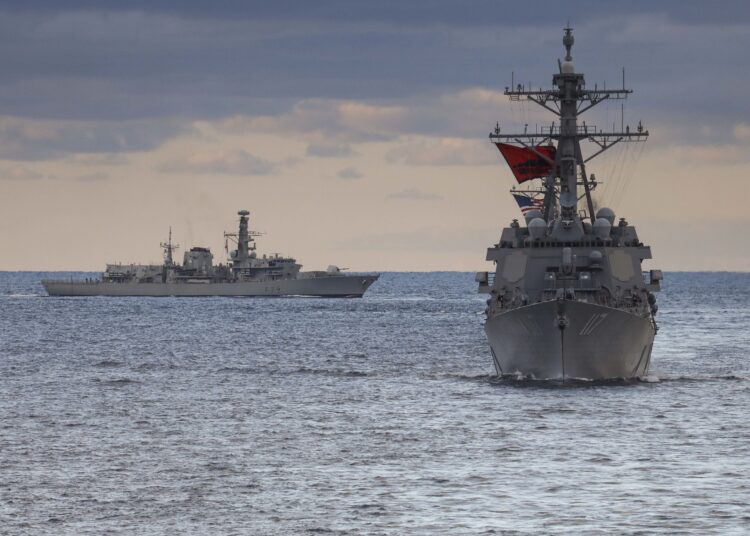La fragata HMS Portland (F79) a la izquierda en formación detrás del destructor de misiles guiados clase Arleigh Burke USS Paul Ignatius (DDG 117). Créditos: Armada de EE.UU.