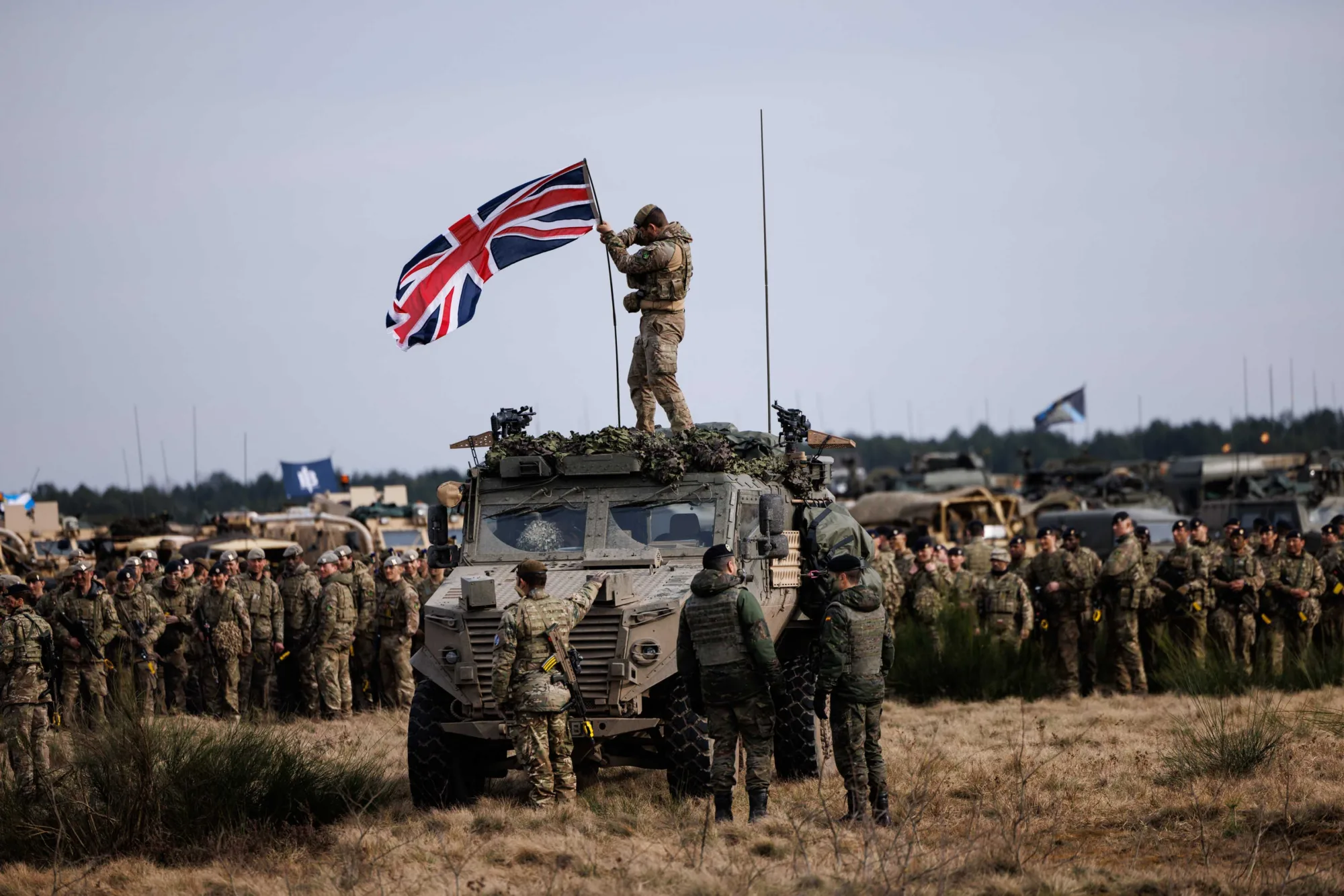 7ª Brigada de Combate Mecanizada Ligera del Ejército Británico colocando la Union Flag en un vehículo Foxhound en Polonia. Créditos: Ejército Británico.