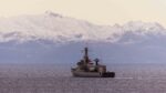 La fragata de guerra de la marina chilena Almirante Blanco Encalada (FF-15) transita por el Estrecho de Magallanes, 5 de junio de 2024.