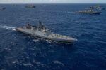 La fragata INS Shivalik (F 47) de la Armada de la India navega en formación el 22 de julio frente a la costa de Hawái durante el ejercicio Rim of the Pacific (RIMPAC) 2024. Créditos: Armada de los EE. UU.