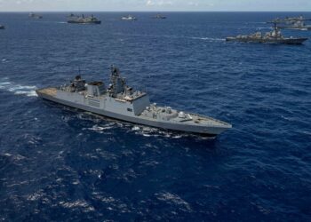 La fragata INS Shivalik (F 47) de la Armada de la India navega en formación el 22 de julio frente a la costa de Hawái durante el ejercicio Rim of the Pacific (RIMPAC) 2024. Créditos: Armada de los EE. UU.