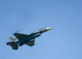 Mitsubishi F-2 sobrevuela la base aérea de Misawa, Japón, durante el Air Fest 2024. Créditos: Fuerza Aérea de EE. UU.