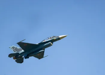 Mitsubishi F-2 sobrevuela la base aérea de Misawa, Japón, durante el Air Fest 2024. Créditos: Fuerza Aérea de EE. UU.