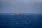 El portaaviones de la clase Nimitz USS Abraham Lincoln (CVN 72) transita por el Mar de China Meridional el 10 de enero de 2026. Créditos: Armada de EE.UU.