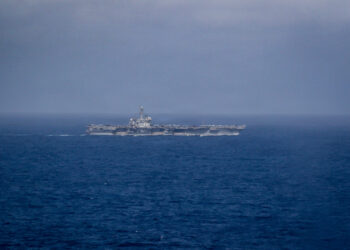 El portaaviones de la clase Nimitz USS Abraham Lincoln (CVN 72) transita por el Mar de China Meridional el 10 de enero de 2026. Créditos: Armada de EE.UU.