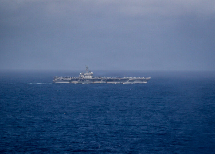 El portaaviones de la clase Nimitz USS Abraham Lincoln (CVN 72) transita por el Mar de China Meridional el 10 de enero de 2026. Créditos: Armada de EE.UU.