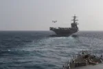El USS Frank E. Petersen Jr. (DDG 121), navega detrás del portaaviones de la clase Nimitz, USS Abraham Lincoln (CVN 72), el 27 de junio de 2026, desplegados en el área de operaciones de la Quinta Flota de EE. UU. en Oriente Medio. Créditos: Armada de EE. UU.