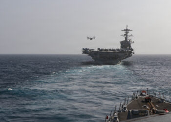 El USS Frank E. Petersen Jr. (DDG 121), navega detrás del portaaviones de la clase Nimitz, USS Abraham Lincoln (CVN 72), el 27 de junio de 2026, desplegados en el área de operaciones de la Quinta Flota de EE. UU. en Oriente Medio. Créditos: Armada de EE. UU.