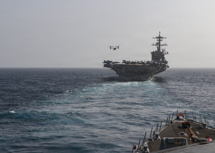 El USS Frank E. Petersen Jr. (DDG 121), navega detrás del portaaviones de la clase Nimitz, USS Abraham Lincoln (CVN 72), el 27 de junio de 2026, desplegados en el área de operaciones de la Quinta Flota de EE. UU. en Oriente Medio. Créditos: Armada de EE. UU.