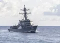 El destructor de misiles guiados de la clase Arleigh Burke de la Armada de los EE. UU., USS Frank E. Petersen Jr. (DDG 121) el 19 de junio de 2026. Créditos: Armada de los EE. UU.