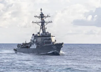 El destructor de misiles guiados de la clase Arleigh Burke de la Armada de los EE. UU., USS Frank E. Petersen Jr. (DDG 121) el 19 de junio de 2026. Créditos: Armada de los EE. UU.