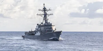 El destructor de misiles guiados de la clase Arleigh Burke de la Armada de los EE. UU., USS Frank E. Petersen Jr. (DDG 121) el 19 de junio de 2026. Créditos: Armada de los EE. UU.