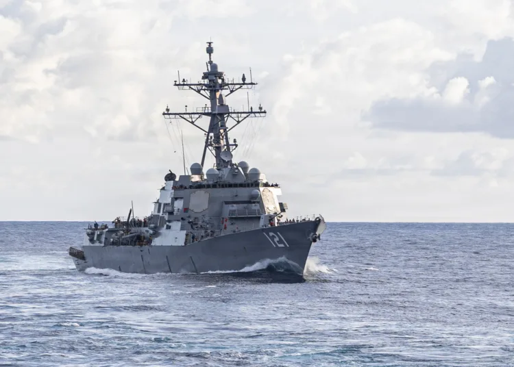 El destructor de misiles guiados de la clase Arleigh Burke de la Armada de los EE. UU., USS Frank E. Petersen Jr. (DDG 121) el 19 de junio de 2026. Créditos: Armada de los EE. UU.