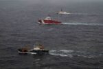 Los guardacostas estadounidenses Fir (WLB 213), Storis (WAGB 21) y Munro (WMSL 755) navegan juntos durante una maniobra conjunta en apoyo de la Operación TUNDRA MERLIN en el mar de Bering, el 21 de julio de 2026. Créditos: Guardia Costera de EE. UU.
