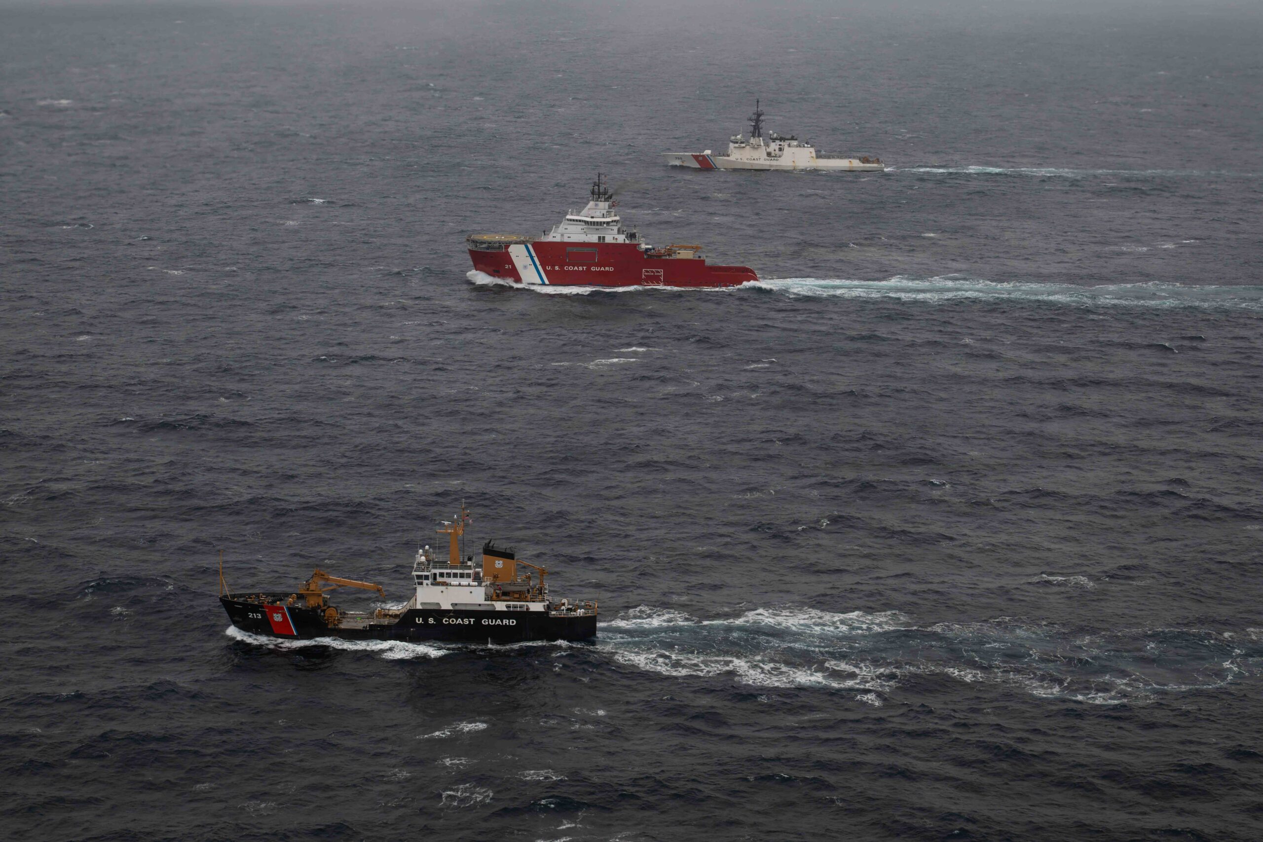 Los guardacostas estadounidenses Fir (WLB 213), Storis (WAGB 21) y Munro (WMSL 755) navegan juntos durante una maniobra conjunta en apoyo de la Operación TUNDRA MERLIN en el mar de Bering, el 21 de julio de 2026. Créditos: Guardia Costera de EE. UU.