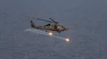 Un helicóptero MH-60R Seahawk lanza bengalas durante un ejercicio de coordinación de ataques y reconocimiento mientras opera en el Mar de China Meridional, el 12 de agosto de 2026. Créditos: Armada de EE. UU.