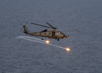 Un helicóptero MH-60R Seahawk lanza bengalas durante un ejercicio de coordinación de ataques y reconocimiento mientras opera en el Mar de China Meridional, el 12 de agosto de 2026. Créditos: Armada de EE. UU.