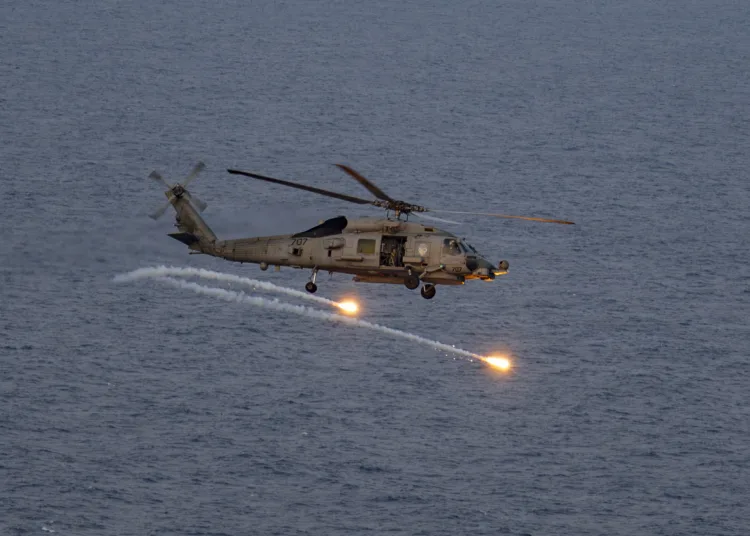 Un helicóptero MH-60R Seahawk lanza bengalas durante un ejercicio de coordinación de ataques y reconocimiento mientras opera en el Mar de China Meridional, el 12 de agosto de 2026. Créditos: Armada de EE. UU.
