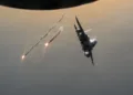 Un avión F-15E Strike Eagle de la Fuerza Aérea de EE. UU. despliega bengalas tras repostar desde un avión KC-135 Stratotanker de la Fuerza Aérea de EE. UU. en el área de responsabilidad del Mando Central de EE. UU. el 19 de agosto de 2026. (Foto de la Fuerza Aérea de EE. UU. por el Sargento Mayor James K. Thomas)
