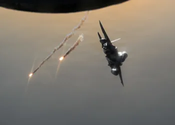 Un avión F-15E Strike Eagle de la Fuerza Aérea de EE. UU. despliega bengalas tras repostar desde un avión KC-135 Stratotanker de la Fuerza Aérea de EE. UU. en el área de responsabilidad del Mando Central de EE. UU. el 19 de agosto de 2026. (Foto de la Fuerza Aérea de EE. UU. por el Sargento Mayor James K. Thomas)