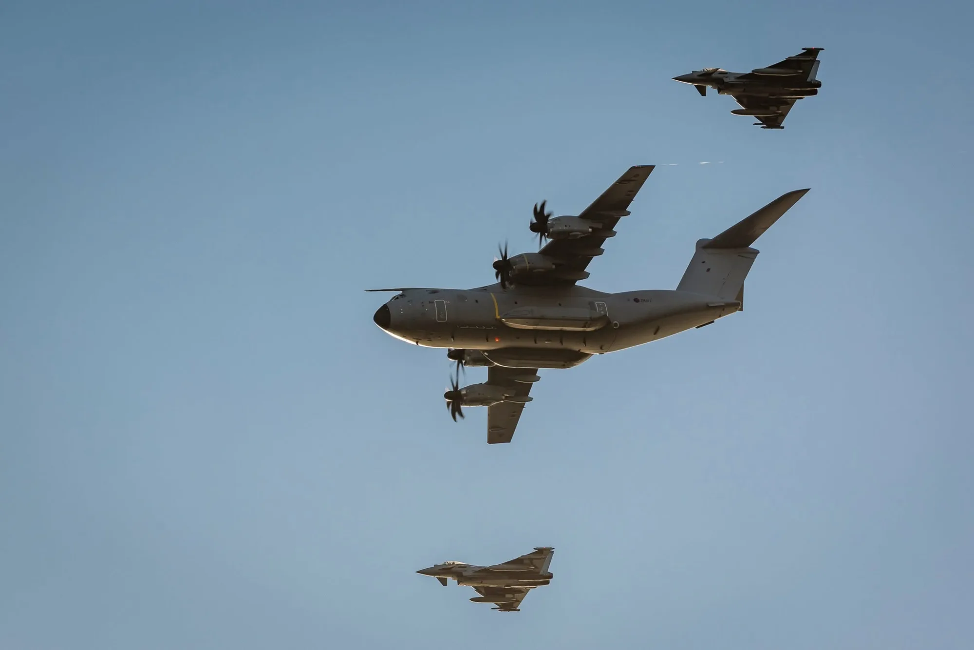 Sobrevuelo de dos cazas Typhoon de la RAF y un avión A400 en Puerto Argentino (Stanley) en las Islas Malvinas. Créditos: Cpl Williams.