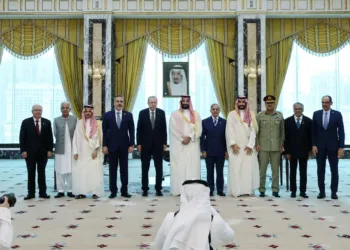 El presidente de Turquía, Tayyip Erdogan; el príncipe heredero de Arabia Saudita, Mohammed bin Salman; y el primer ministro de Pakistán, Shehbaz Sharif, acompañados por sus ministros de Asuntos Exteriores y de Defensa, posan tras firmar un acuerdo conjunto de defensa en La Meca, Arabia Saudita (Murat Cetinmuhurdar/Oficina de Prensa Presidencial de Turquía