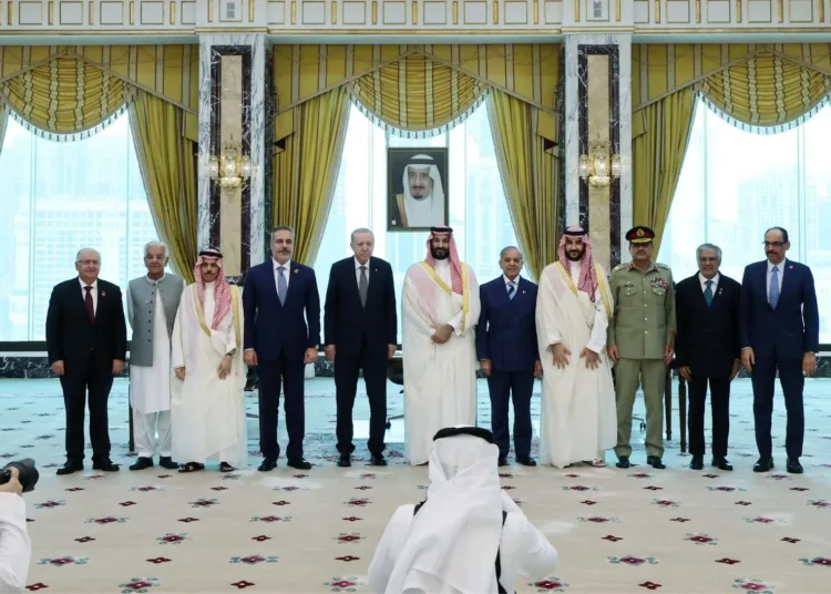 El presidente de Turquía, Tayyip Erdogan; el príncipe heredero de Arabia Saudita, Mohammed bin Salman; y el primer ministro de Pakistán, Shehbaz Sharif, acompañados por sus ministros de Asuntos Exteriores y de Defensa, posan tras firmar un acuerdo conjunto de defensa en La Meca, Arabia Saudita (Murat Cetinmuhurdar/Oficina de Prensa Presidencial de Turquía