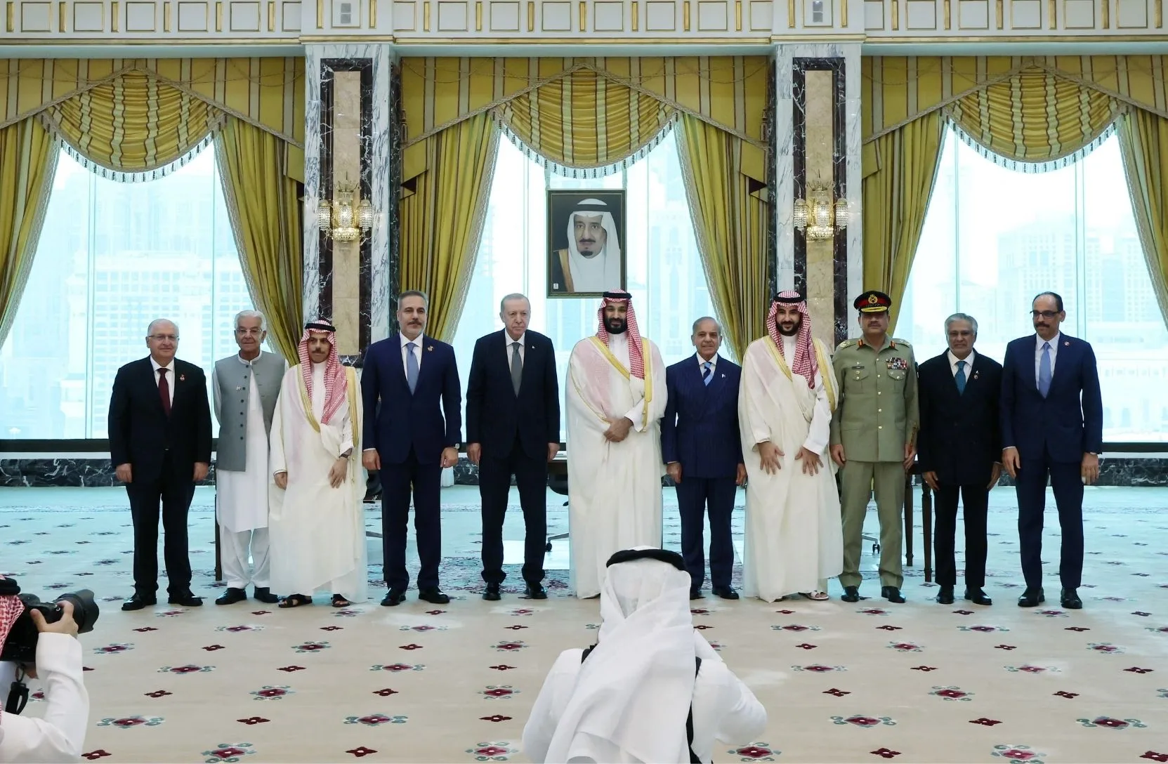 El presidente de Turquía, Tayyip Erdogan; el príncipe heredero de Arabia Saudita, Mohammed bin Salman; y el primer ministro de Pakistán, Shehbaz Sharif, acompañados por sus ministros de Asuntos Exteriores y de Defensa, posan tras firmar un acuerdo conjunto de defensa en La Meca, Arabia Saudita (Murat Cetinmuhurdar/Oficina de Prensa Presidencial de Turquía