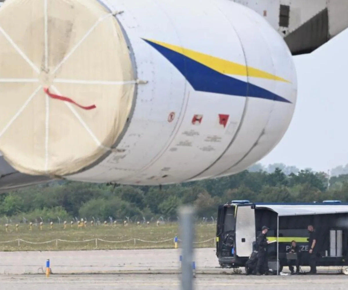 Unos técnicos forenses de la policía despliegan un robot de dispositivos explosivos cerca de un avión ucraniano el 5 de agosto de 2026 en el aeropuerto de Leipzig-Halle, en Schkeuditz, en el este de Alemania
