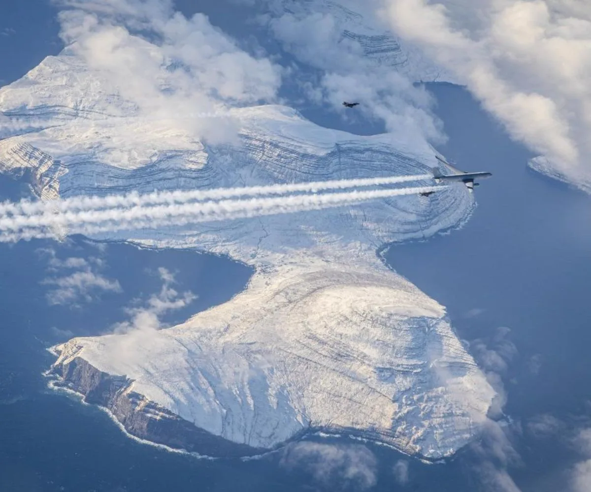 Un avión cisterna francés reabastece a cazas aliados durante la misión Arctic Sentry de la OTAN