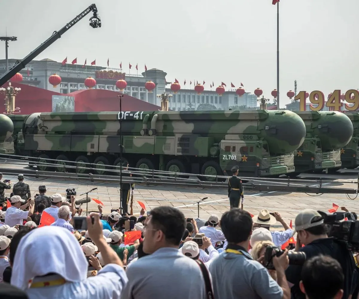 En el marco de un desfile militar en Pekín, desfilaron misiles nucleares intercontinentales DF-41 por la plaza de Tiananmén. Imagen ilustrativa.