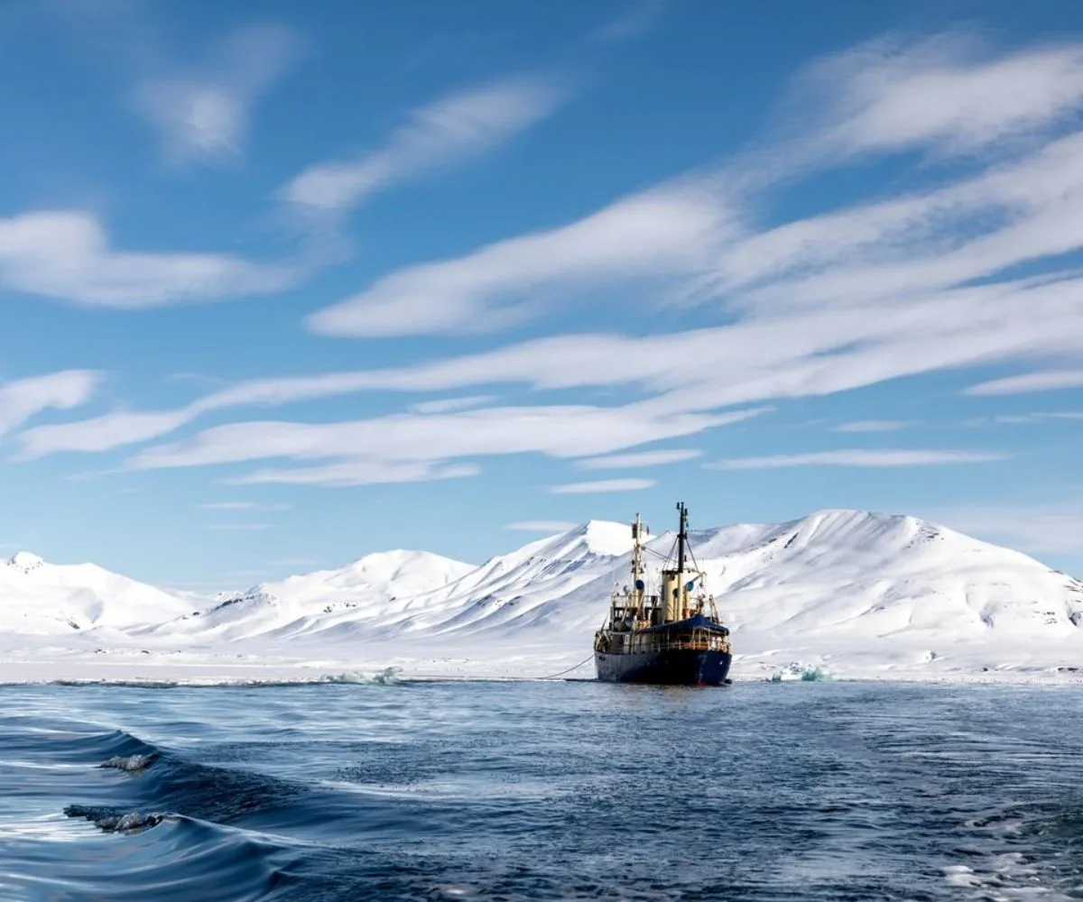 Un rompehielos amarrado en Svalbard, en el Ártico