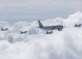 Un avión cisterna Airbus A330 Voyager KC3 realiza una operación de reabastecimiento en vuelo a cazas Eurofighter Typhoon FGR4.Créditos: Fuerzas Británicas en las Islas del Atlántico Sur (BFSAI).